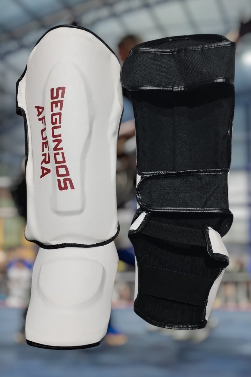 PROTECTOR DE TIBIA RIGIDO PROFESIONAL BLANCO Y ROJO