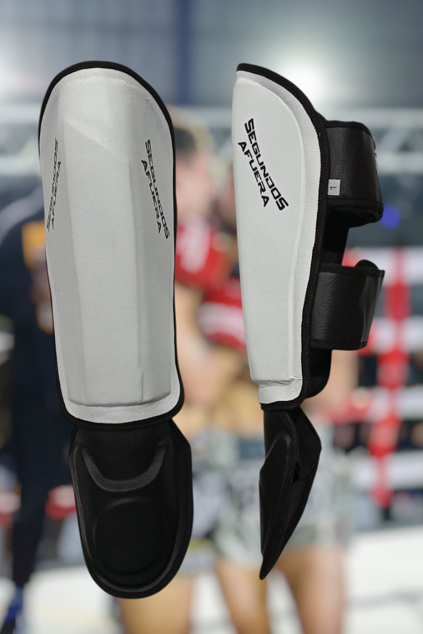 PROTECTOR DE TIBIA RIGIDO PROFESIONAL BLANCO. 
MODELO ESCARLATA.