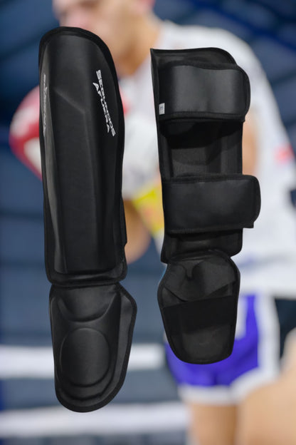 PROTECTOR DE TIBIA RIGIDO PROFESIONAL NEGRO. 
MODELO ESCARLATA